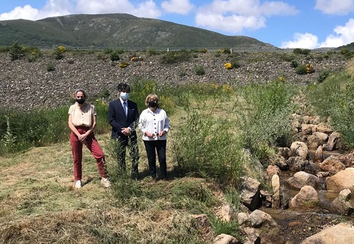 La presidenta de la CHD comprueba el funcionamiento del paso naturalizado para peces creado en el embalse de Santa Lucía, una actuación pionera para preservar las especies endémicas