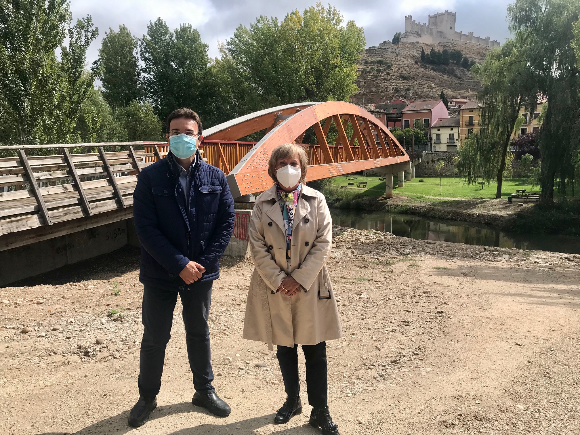 La CHD entrega al Ayuntamiento de Peñafiel las obras de la pasarela peatonal incluida en la Senda del Duero