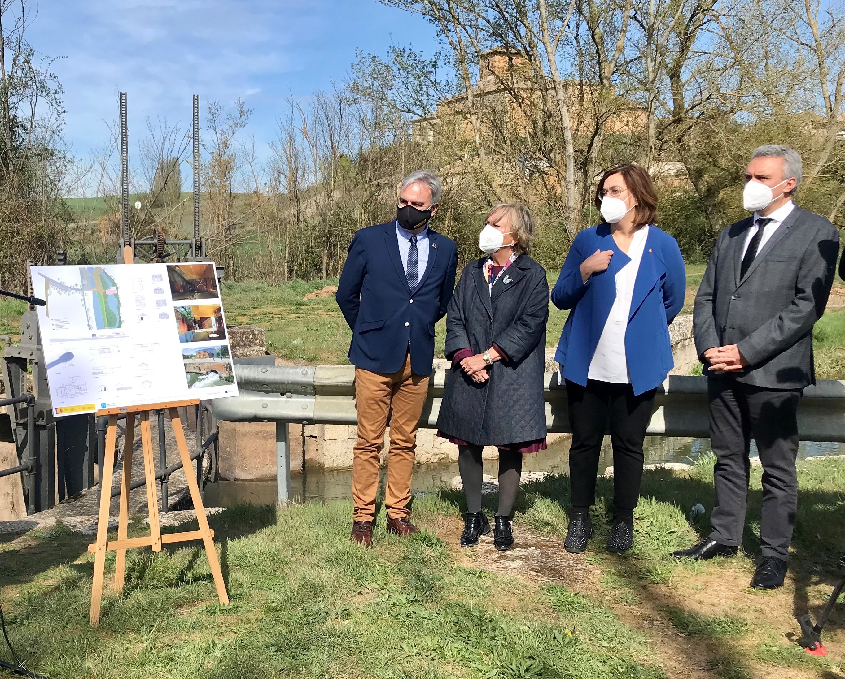 La presidenta de la CHD asiste a la presentación del proyecto del puente de Naveros de Pisuerga en el Canal de Castilla