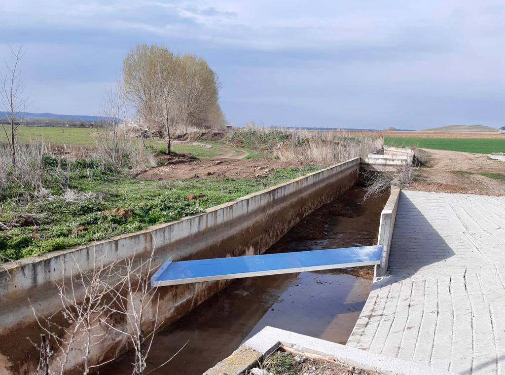 La CHD instala nuevas rampas de salida de animales y coloca barreras flotantes en los canales de Villalaco (Palencia) y Arriola (León) para reducir el riesgo de mortalidad