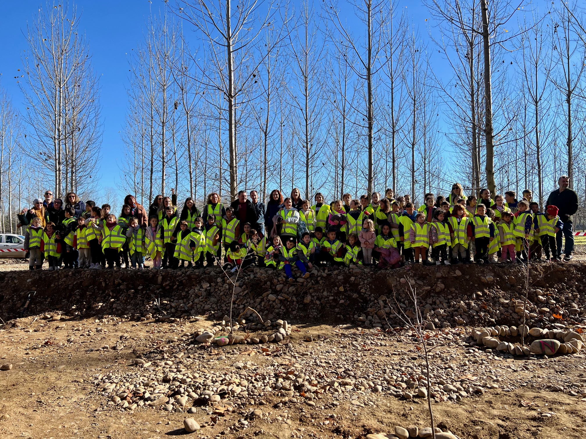 La presidenta de la CHD participa en la plantación de un centenar de árboles junto a los alumnos del CRA de Hospital de Órbigo (León)