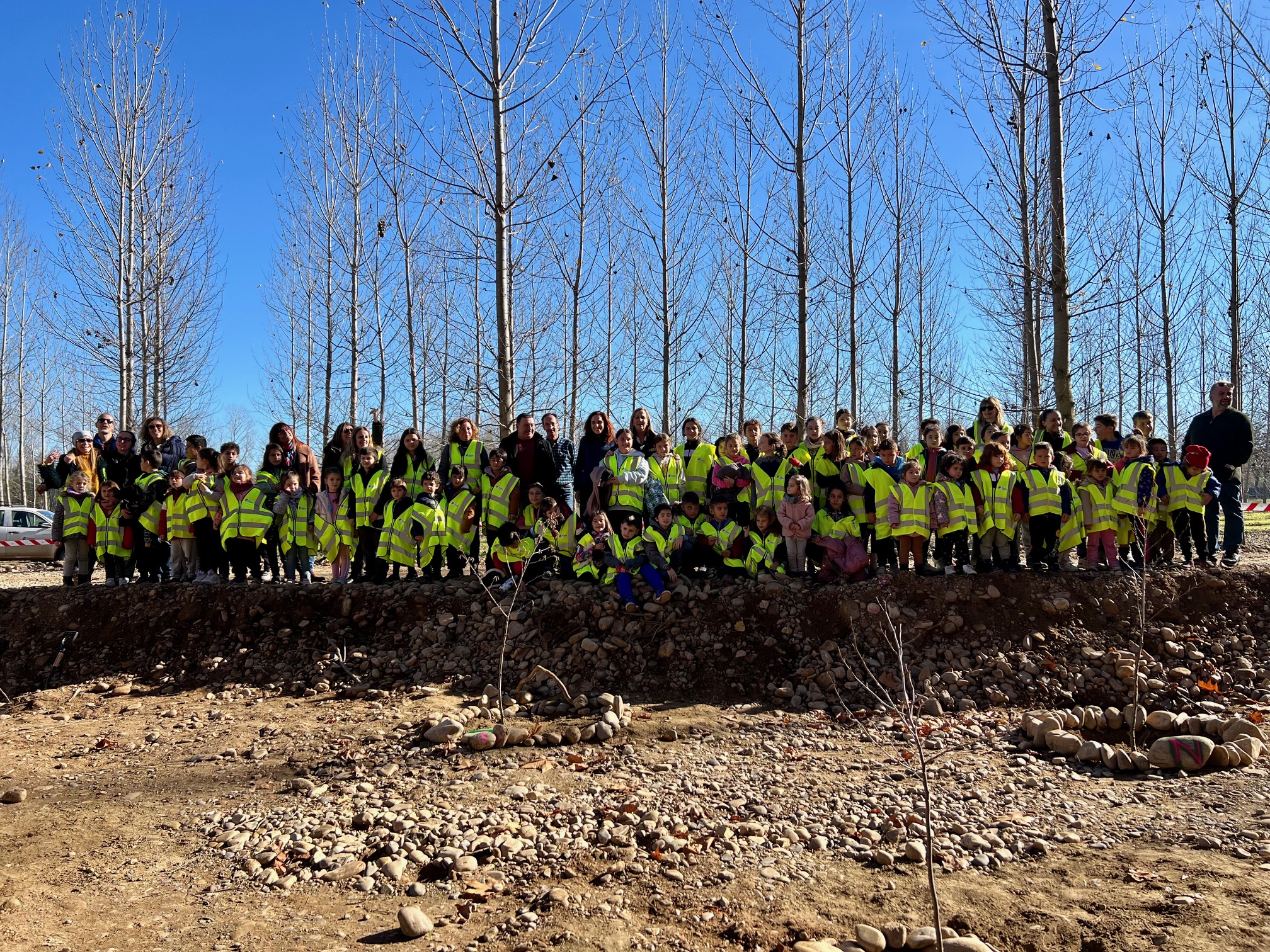 La presidenta de la CHD participa en la plantación de un centenar de árboles junto a los alumnos del CRA de Hospital de Órbigo (León) La presidenta de la CHD participa en la plantación de un centenar de árboles junto a los alumnos del CRA de Hospital de Órbigo (León)