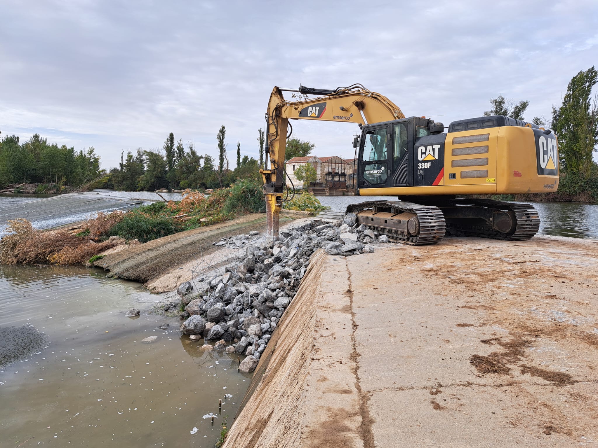 La CHD recupera la dinámica fluvial natural del río Pisuerga con la retirada del azud de Mazariegos, una infraestructura en ruina, sin uso y sin concesión
