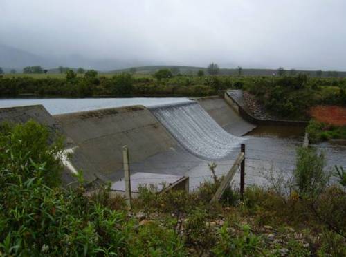 Azud construido en el cauce del río Yeltes.