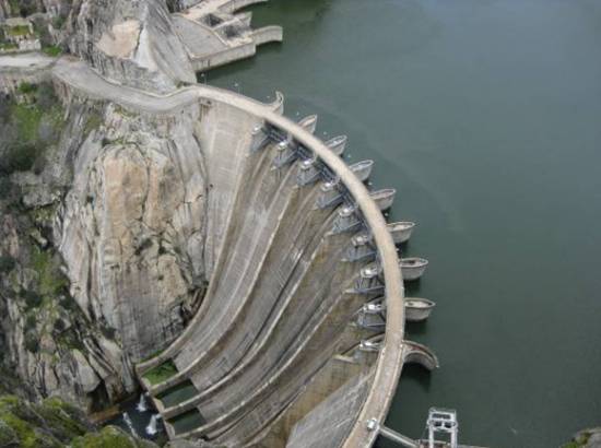 Modificación del régimen hidrológico natural por usos hidroeléctricos. Embalse de Aldeadávila.