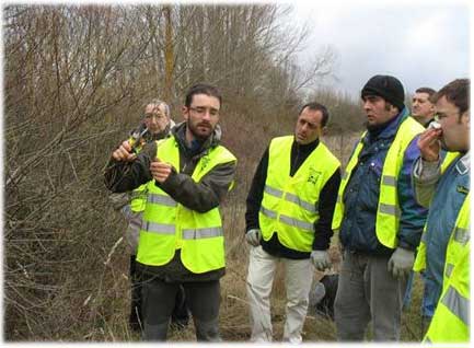 Voluntarios recibiendo explicaciones sobre técnicas de estaquillado. Margen derecha del río Arlanzón. Castrillo del Val (Burgos). Proyecto 'Voluntariado 2008 en Burgos capital y provincia'.