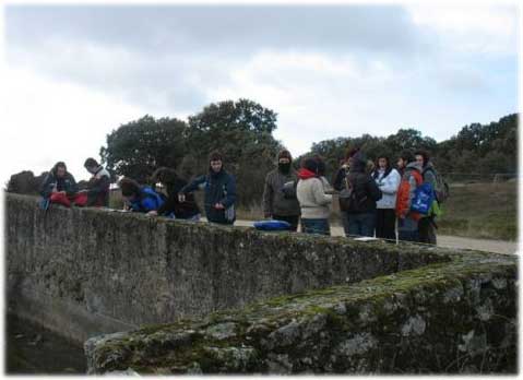 Voluntarios midiendo un antiguo lavadero en Villaseco de los Gamitos (Salamanca). Proyecto 'Voluntariado Universita-Río: Puesta en valor del patrimonio etnográfico'. Fundación de Iniciativas Locales.