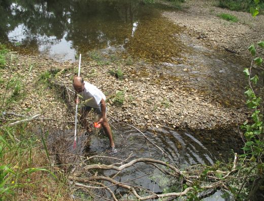 Voluntario sacando basuras del río Támega a su paso por Pazos (Ourense)