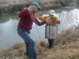 Preparación de la draga artesanal para sacar almeja asiática del Canal de Castilla, por los voluntarios del centro de Baquerín de Campos (Palencia)