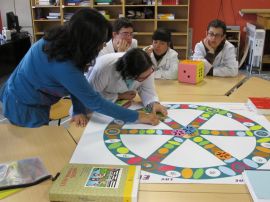 Uno de los materiales diseñados por FIL, el TRIVIAL DEL AGUA. En la imagen los voluntarios de Insolamis en pleno juego.