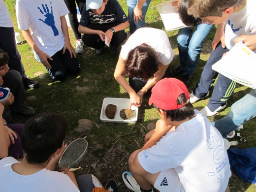 Un momento de explicación, aplicando el material diseñado por Adecagua para la identificación de macroinvertebrados