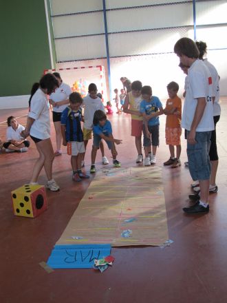 Gimkana del agua en el polideportivo de Madrigal de la Altas Torres, dinamizada por la asamblea de Cruz Roja de esta localidad abulense